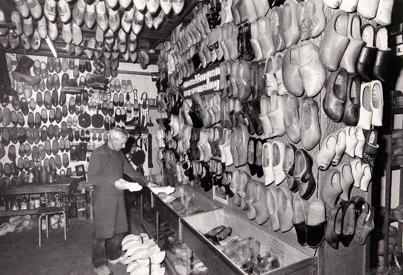 Egbert-Wietzes-in-zijn-winkel-met-klompenverzameling-groot